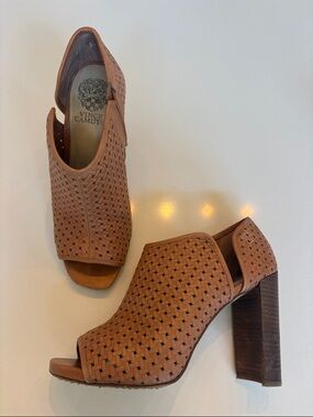 Vince Camuto Woven Leather Peep-Toe Block Heel in Tan. Size 8.5